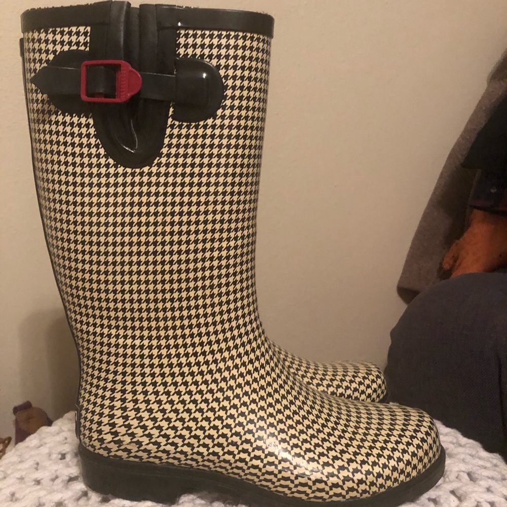 Houndstooth pattern rain boots